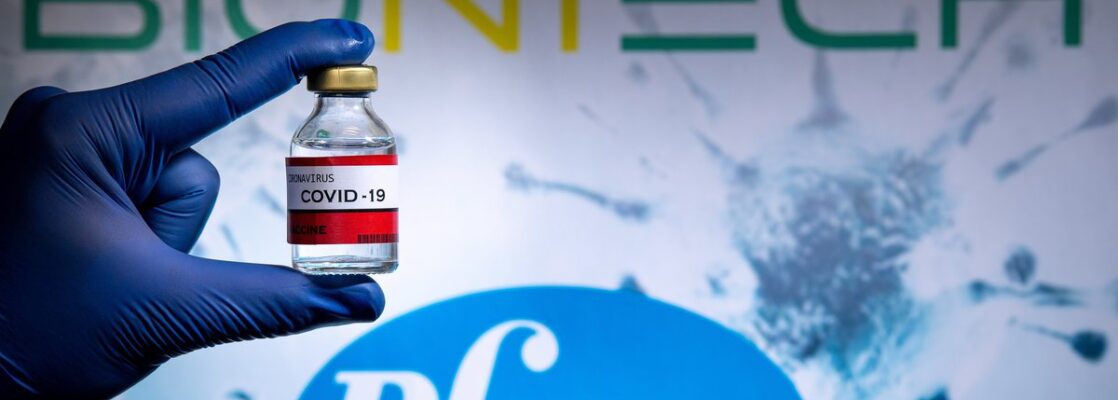 Une infirmière injecte six doses de vaccin anti-covid-19 à une jeune fille @ La Dépêche