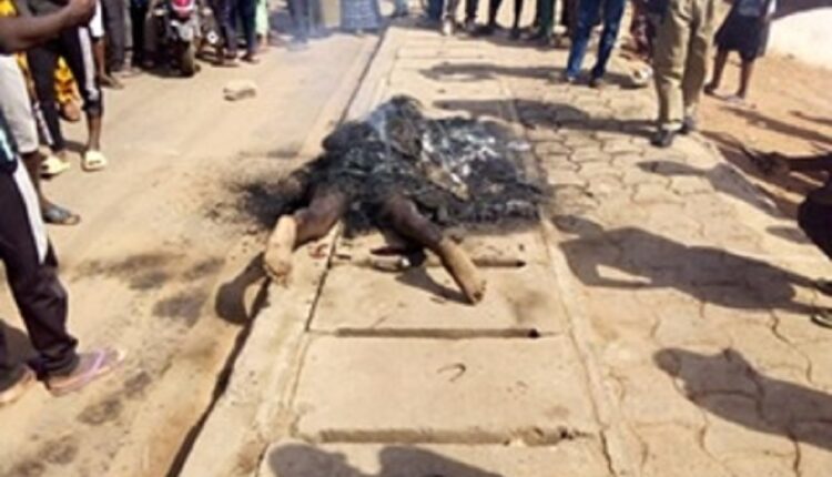 n présumé voleur brûlé vif