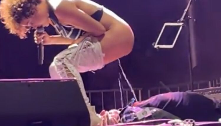 en plein concert, elle urine sur le visage d'un fan Ph metrotime