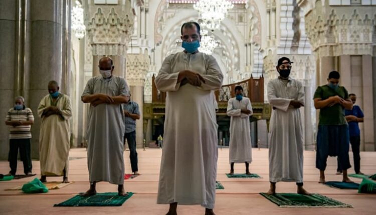 Des fidèles prient dans une mosquée de Casablanca en juin 2020 - Fadel SENNA AFP