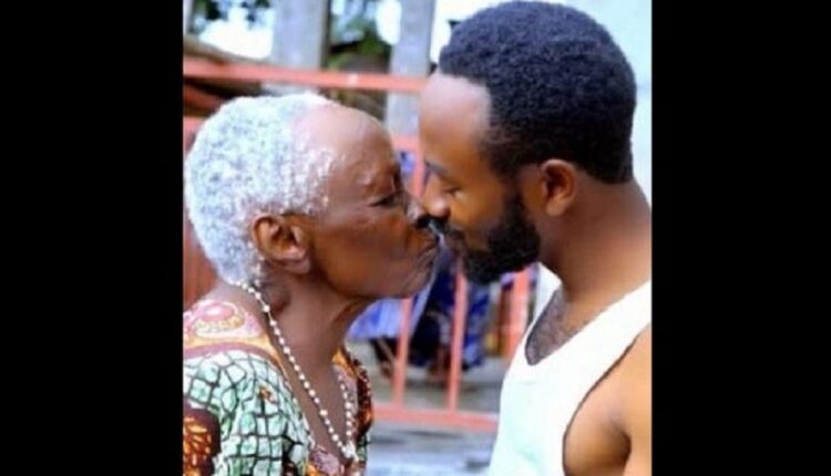Amoureux, un jeune de 25 ans s’apprête à épouser une vieille de 85 ans, mère de 8 enfants