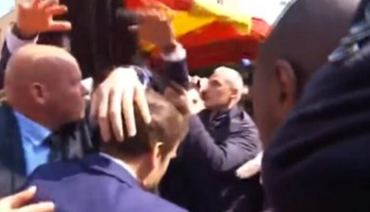 Emmanuel Macron visé par un jet de tomates à Cergy-Pontoise (vidéo)