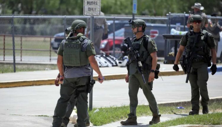 Des membres des forces de police devant l'école primaire Robb d'Uvalde (Texas, Etats-Unis), où s'est produit une fusillade mardi 24 mai 2022. (DARIO LOPEZ-MILLS / AP / SIPA)