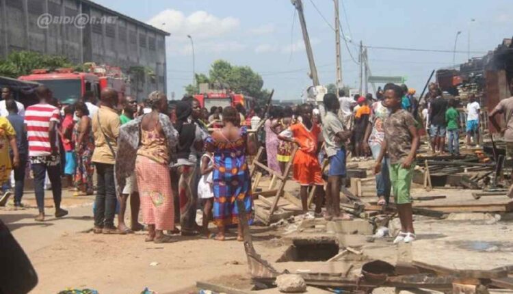 à coups de machette