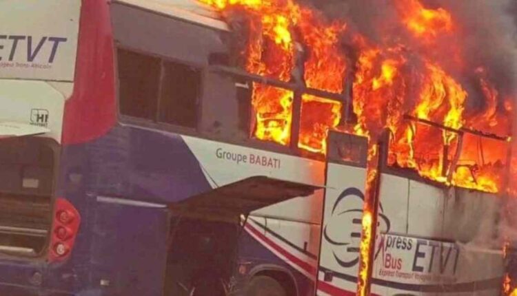 un bus de transport en commun prend feu en pleine circulation