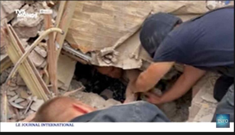 à Tchassiv Iar, un immeuble frappé par un missile russe