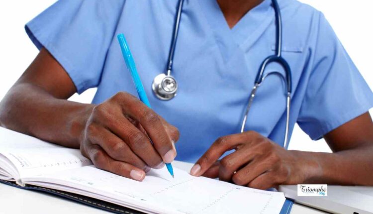 Médecin infirmier, centre de santé @ hands of medical doctor writing prescription in office (2)