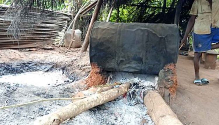 préparation du sodabi au Bénin @ Wikipédia