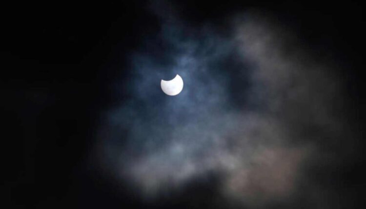 Une éclipse solaire partielle vue depuis Londres en juin 2021. (Niklas Hallen et AFP)
