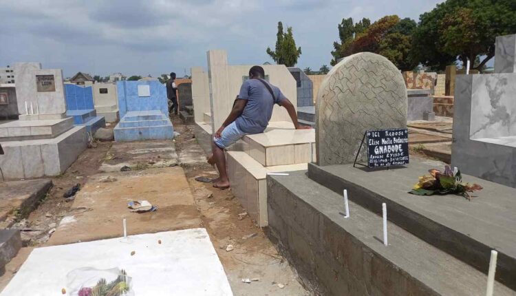 une tombe du cimetière PK 14 @ ph la croix
