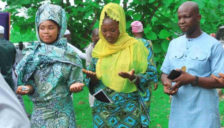 Don de Nadia Okoumassoun à la communauté musulmane de Dassa