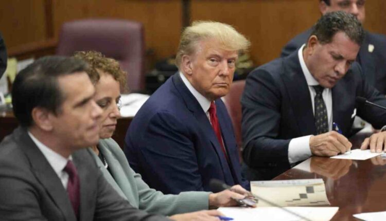 L'ancien président américain Donald Trump et ses avocats dans la salle d'audience située au 15ème étage du palais de justice de New York, le 4 avril 2023. © Seth Wenig, AP
