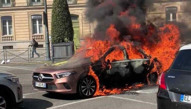 des véhicules incendiés à Rennes après la promulgation de la réforme des retraites