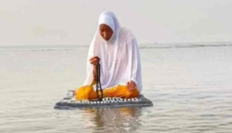 Fanta Sangaré, la mystérieuse femme musulmane qui « prie sur l’eau »