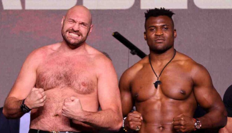 Tyson Fury et Francis Ngannou posent pour une photo lors de la conférence de presse du 26 octobre 2023 à Ryad, en Arabie Saoudite. REUTERS - AHMED YOSRI (1)