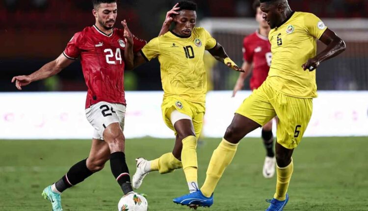 Mohamed Abdelmonem face à deux joueurs du Mozambique lors de la Coupe d’Afrique des nations. © FRANCK FIFE / AFP