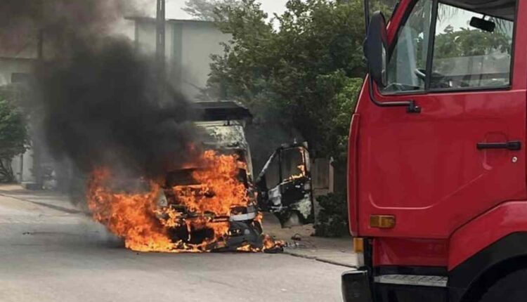 une fourgonnette prend feu à Cotonou