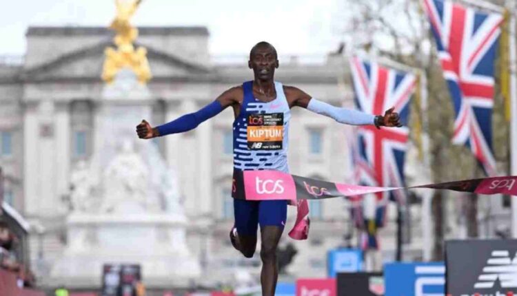 Le Kényan Kelvin Kiptum, recordman du monde du marathon