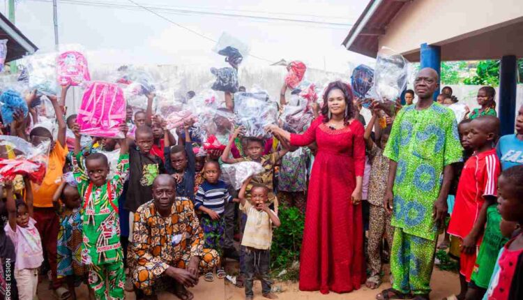 L'activiste Nadine Okoumassoun offre des pulls over et sacs à 500 enfants de Cotonou