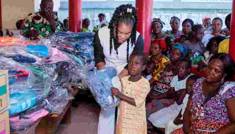 L'activiste Nadine Okoumassoun fait don de kits scolaires dans le 12è arrondissement de Cotonou