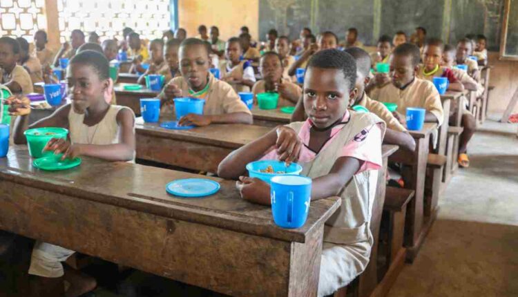 Des élèves d'une cantine scolaire dans l'Ouémé en pleine dégustation. .jpg