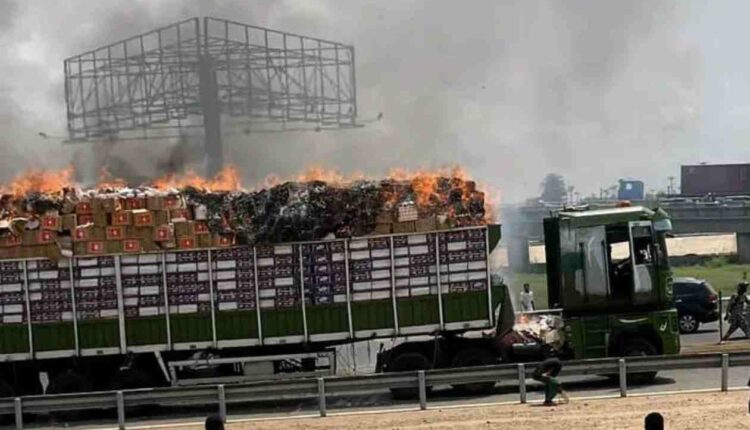 Camion transportant des allumettes en feu