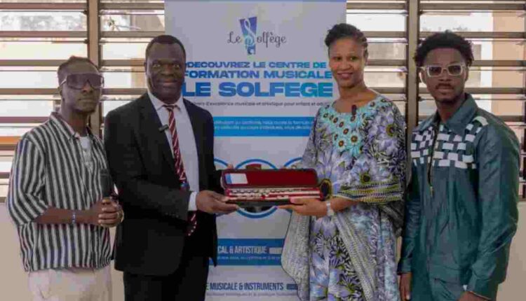Le Consul du Bénin à Liège, Benoît Akando, offre des instruments de musique à l’école « Le Solfège »