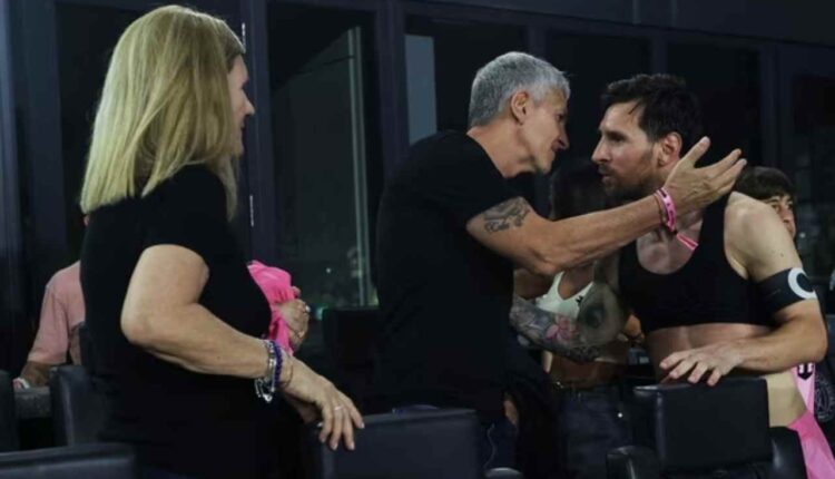 Lionel Messi au côté de son père lors d'un match de l'Inter Miami, en novembre 2025. | GETTY IMAGES VIA AFP