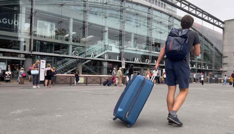 Voyage, émigration, valises,ter Paris avec une grande valise. (Illustration) - R.Le Dourneuf:20 Minutes
